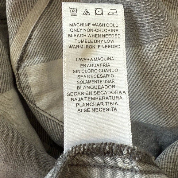 Billy T | Gray & White Plaid Mabry Chambray Button Down | Size Medium - Picture 5 of 5